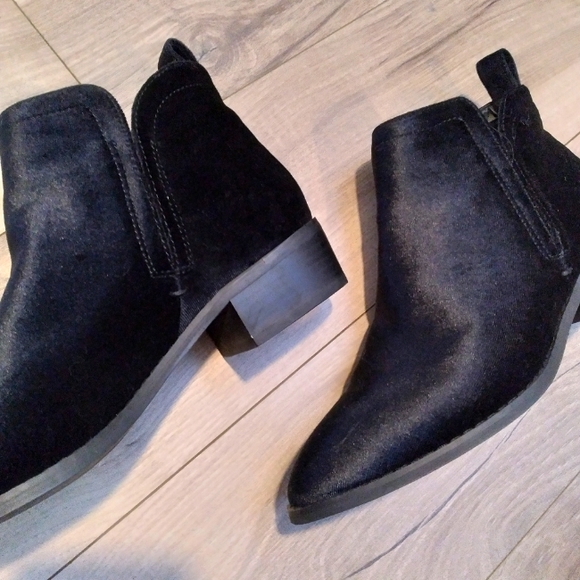 Just Fab Velvet-like Black Ankle Boots Size 9 - Picture 3 of 6